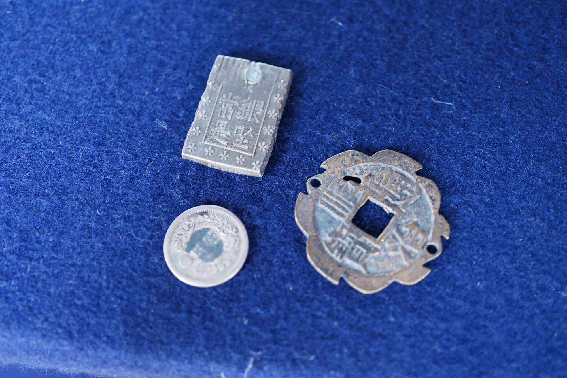 Chinese and Japanese coins, 16th to 20th century, including Chinese cast coins, Ming to Qing dynasty, Japanese Kan’ei Tsuho, in a rosewood box